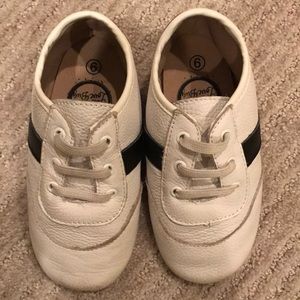 Little Love Bug 🖤 leather sneaker size 9 toddler